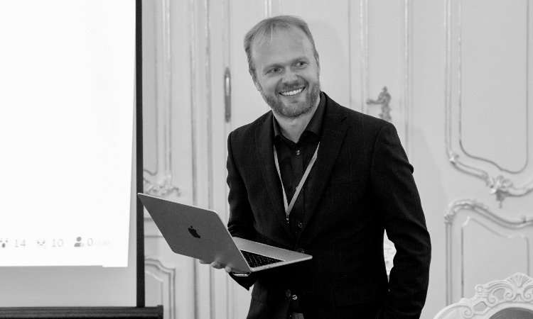 Vývoj produktu v praxi - Alive App