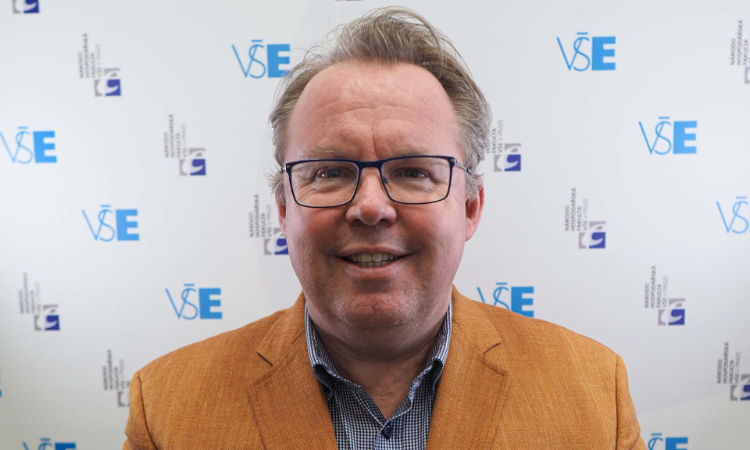 Kam směřují USA před Midterms a kam Velká Británie pod Starmerem